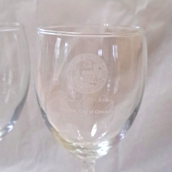 RARE City of Chicago Mayor RM Daley Etched Seal Wine Glasses Vintage - Picture 2 of 5